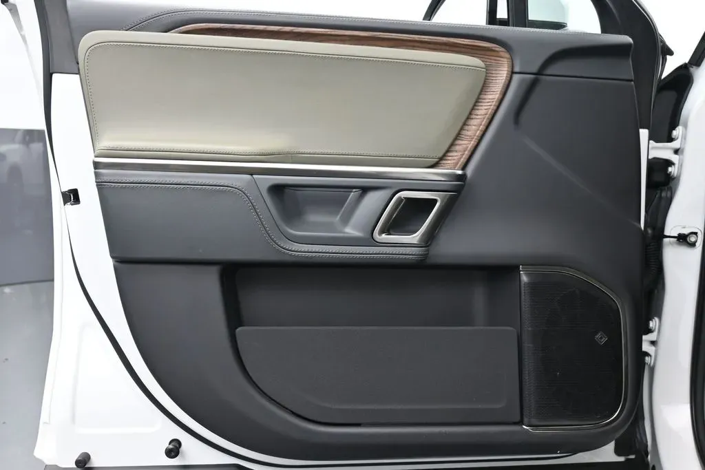 2024 Rivian R1S Adventure photo 8